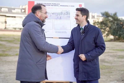 El Consejero visita la parcela donde se construirá el nuevo centro educativo del Barrio de Adelfillas